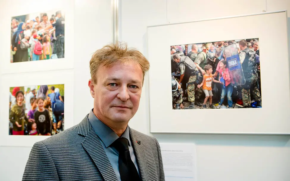 Georgi Licovski: "Ich werde diesen Tag niemals vergessen" | © UNICEF/Julia Zimmermann Georgi Licovski vor den Bildern seiner Reportage