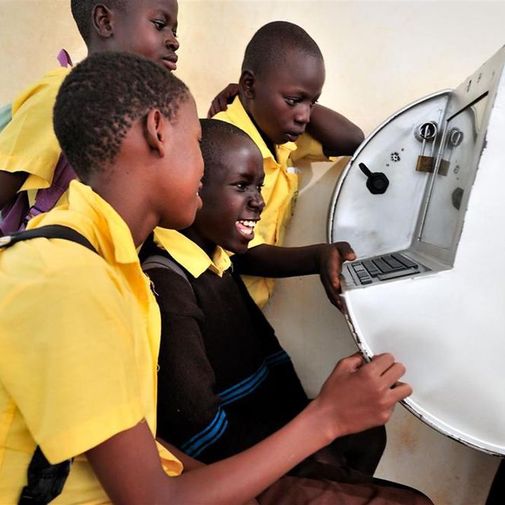 UNICEF in Uganda: Kinder spielen mit Solarcomputer